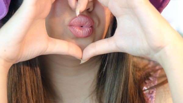 ضعي لمسة لامعة وسط الشفتين
