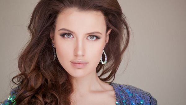 حماية الشعر من العوامل الخارجية مثل أشعة الشمس و التلوث أمر ضروري
