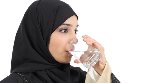 يقع الكثير من الصائمين في خطأ شرب الماء البارد بكميات كبيرة على الإفطار