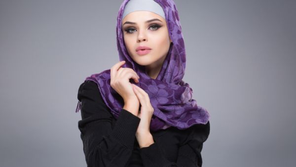 اختاري ألوان حجاب تتناسب مع لون بشرتك وتبرز ملامحك بالصورة المثالية

