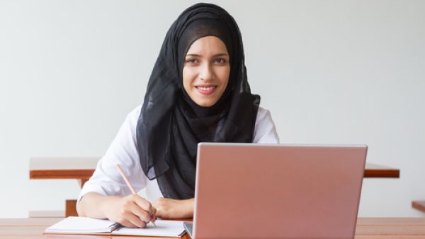 تحتاج المرأة العاملة إلى تنظيم وقتها خاصة في رمضان

