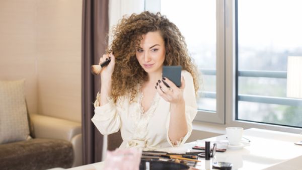 من الخطأ وضع كريم الأساس في النهار