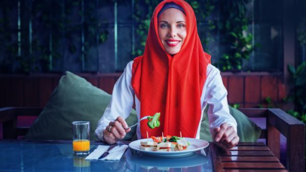 شرب كميةٍ لا تقلّ عن لترين من الماء بالإضافة إلى العصير الطبيعي

