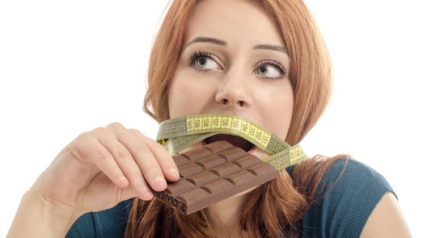 يعتبر السكر مادة تسبب الالتهاب الذي يتجلى عبر ظهور حبّ الشباب