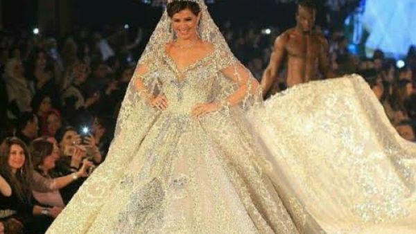 النجمة يسرا اللوزي في عرض أزياء المصمم المصري العالمي هاني البحيري