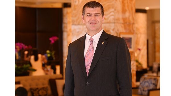 نيل هوتن, المدير العام للفندق نيل هوتن, المدير العام للفندق