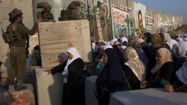 فلسطينيات على حاجز قلنديا، الجمعة 20 اب، في انتظار العبور للصلاة في القدس/ا.ف.ب