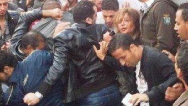 Laila Elwi apparently getting attacked in Tahrir