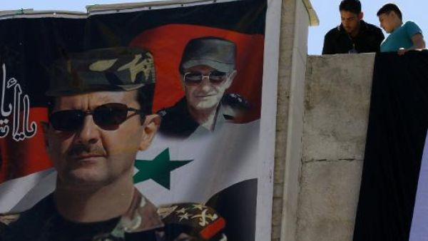 صورة للاسد ووالده في دمشق
