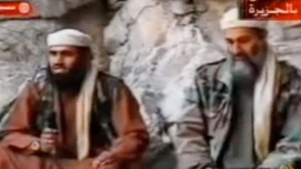 ابو غيث (يسار الصورة) مع اسامة بن لادن/أرشيف