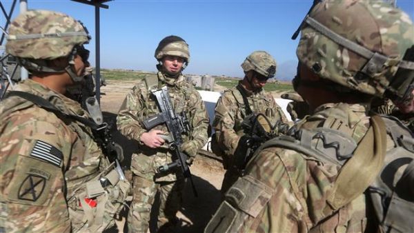 US and British soldiers chat at a military base southeast of the Iraqi capital, Baghdad, on January 27, 2016. (AFP/File)
