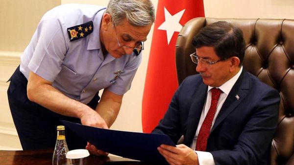 Turkey's prime minister Ahmet Davutoglu being briefed by General Akin Ozturk. (AFP/File)