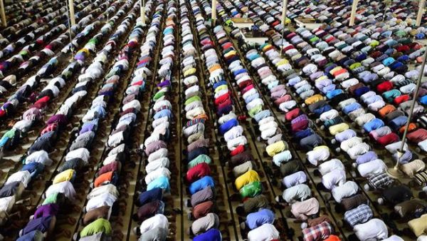 Bangladeshi Muslims offer Eid prayers at the start of the Eid al-Fitr holiday marking the end of Ramadan in Dhaka on July 18, 2015. (AFP/File)