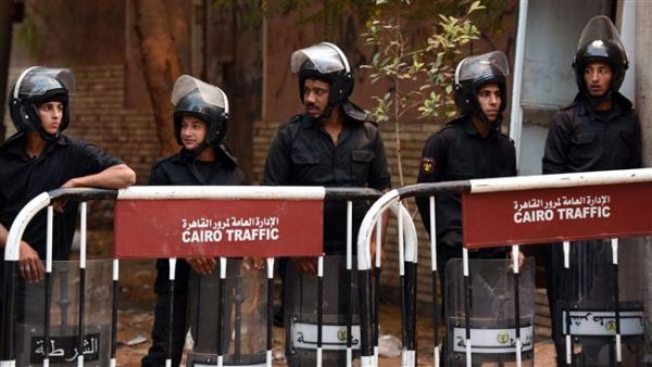 Egyptian police officers stand guard outside the Zeinhom Morgue in Cairo on October 31, 2015. (AFP/File)