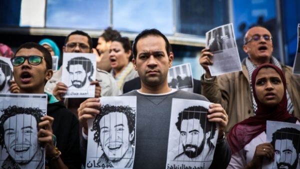 Independent journalists gather in protest outside Egypt's syndicate of Journalists in Cairo. (AFP/File)