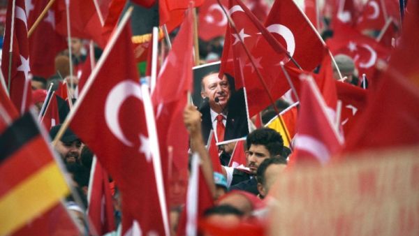 Supporters of Turkish President Recep Tayyip Erdogan rally in Cologne on July 31, 2016. (AFP/File)
