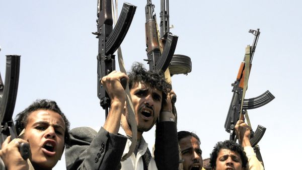 Houthi Movement members with guns gather to protest before they take the road to front lines, where they conflict against President of Yemen Abd Rabbuh Mansur Hadi's unities, in Asir province of Sanaa, Yemen on August 25, 2016. (Twitter/Anadolu Agency)