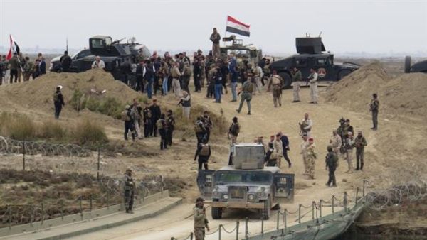 Iraqi security forces gather near a temporary bridge south of Ramadi, Anbar Province, during a visit by Prime Minister Haider al-Abadi, December 29, 2015. (AFP/File)