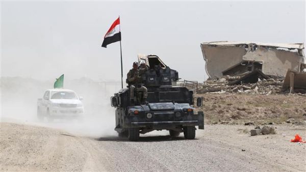 Iraqi government forces drive on a road near the village of al-Azraqiyah, northwest of Fallujah, during an operation to regain control of the area from Daesh, June 5, 2016. (AFP/File)