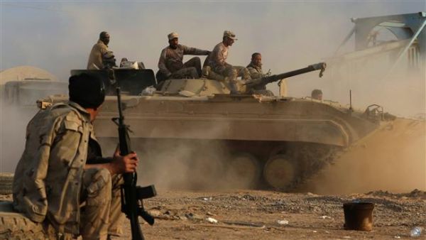Members of the Iraqi forces drive a BMP-1 infantry fighting vehicle as they hold a position in the village of Jarif, some 45 kilometers south of Mosul, on November 12, 2016, after retaking it from Daesh. (AFP/File)