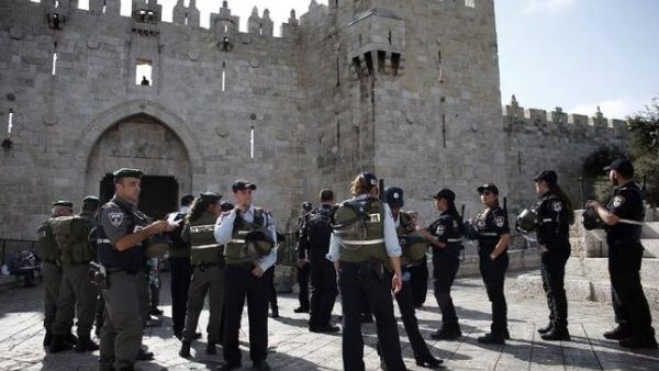 Israeli police stand in front of Damascus Gate in Jerusalem, October 5, 2015. (AFP/File)