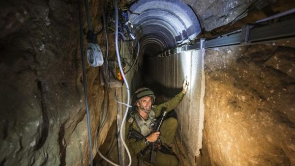Israeli soldier poses in Gaza tunnel. (vk.com)