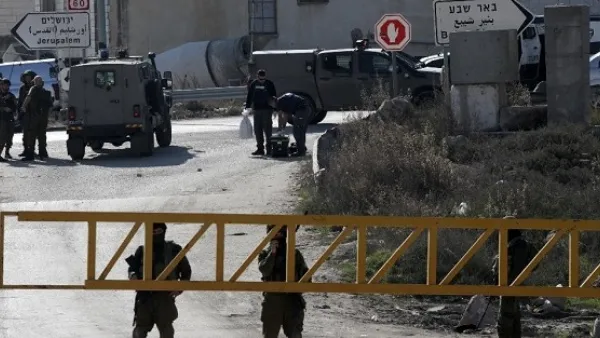 Israeli security forces stand guard at a checkpoint near the West Bank city of Hebron, on Dec. 24, 2015. (AFP/File)