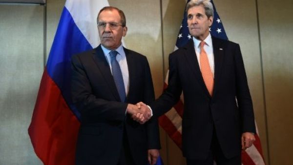 Russian Foreign Minister Sergei Lavrov (L) and US Secretary of States John Kerry shake hands as they meet for diplomatic talks on February 11, 2016 in Munich, southern Germany. (AFP/Eric Randolph, Valérie Leroux)  