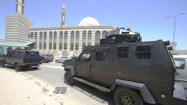 Jordanian anti-terrorism units pass in front of the intelligence services office at the Baqaa refugee camp. (AFP/File)