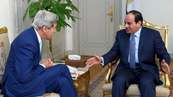 Egypt's President Abdel Fattah al-Sisi (R) and US Secretary of State John Kerry. (AFP/File)