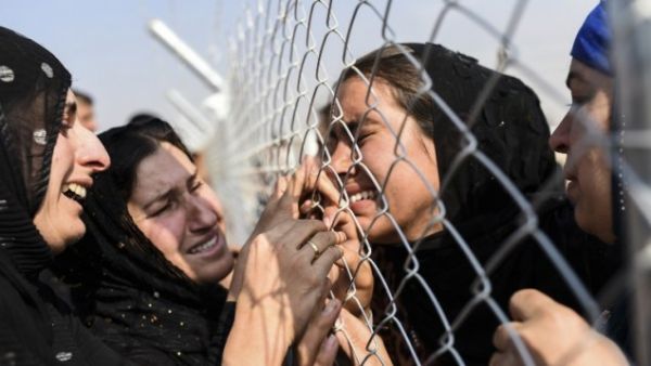 Iraqis who fled from the city of Mosul are reunited with their relatives near the Kurdish checkpoint of Aksi Kalak on October 26, 2016. (AFP/Bulent Kilic)