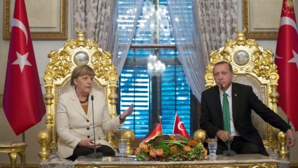 German Chancellor Angela Merkel and Turkish President Recep Tayyip Erdogan during their meeting in Istanbul, Turkey, on October 18, 2015. (AFP/Tolgas Bozoglu)