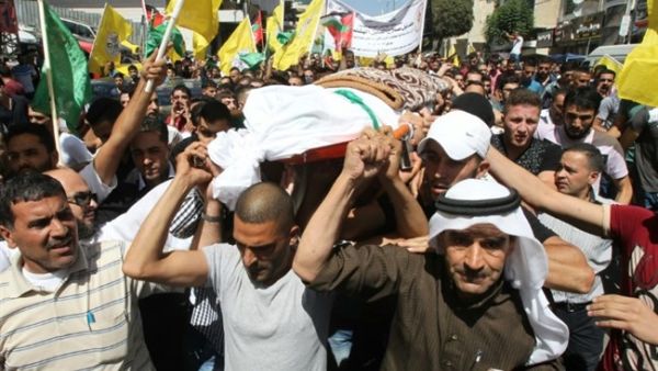 Palestinian mourners carry the body of Hadeel al-Hashlamon,18, during her funeral in the occupied West Bank city of Hebron on Sept. 23, 2015. (AFP/Hazem Bader)
