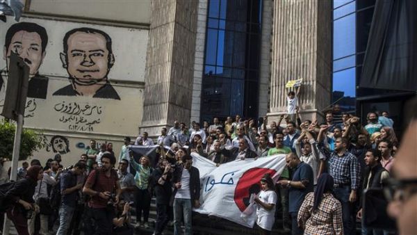 Egyptian journalists take part in a protest outside the Syndicate of Journalists in Cairo on May 3, 2016, on the occasion of World Press Freedom Day. (AFP/File)
