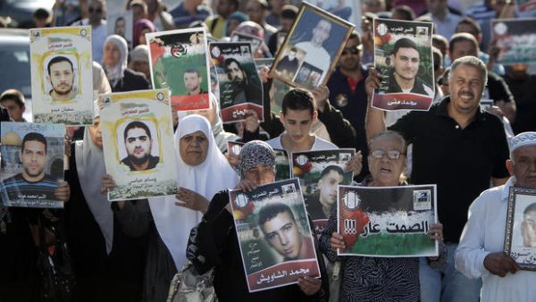 Palestinian protest in support of prisoners on hunger strike, June 2014. (AFP/File)