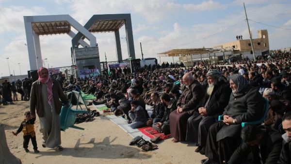 Palestinians gather in front of the Rafah crossing between the southern Gaza Strip and Egypt, January 16, 2015. (AFP/Said Khatib)