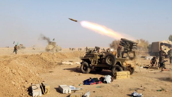 Shia fighters advance toward the village of Salmani, south of Mosul, on October 30, 2016. (AFP/File)