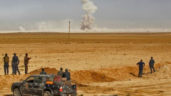 Smoke billows as Iraqi forces hold a position on October 17, 2016 near Mosul. (AFP/File)