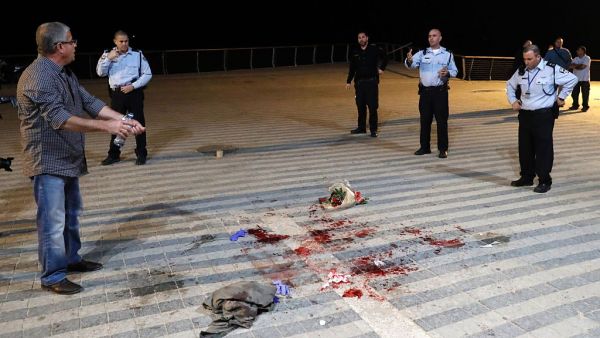 Israeli security forces stand at the scene of a stabbing attack on March 8, 2016 in the neighbourhood of Jaffa in the Israeli city of Tel Aviv as US vice president arrived in the city for a visit. (AFP/Thomas Coex)