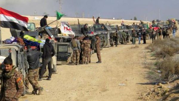 Iraqi troops congregate on a roadside approaching Ramadi. (Twitter)