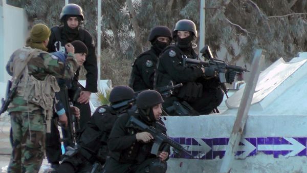 Tunisian special forces take position during clashes with militants in the southern town of Ben Guerdane, near the Libyan border, March 7, 2016. (AFP/Fathi Nasri)