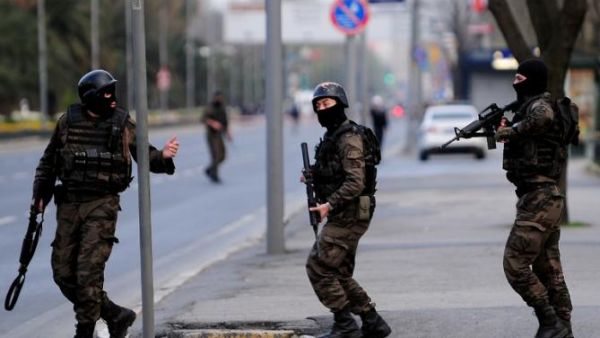 Turkish special forces take position on April 1, 2015 near the police headquarters in Istanbul. (AFP/File) 