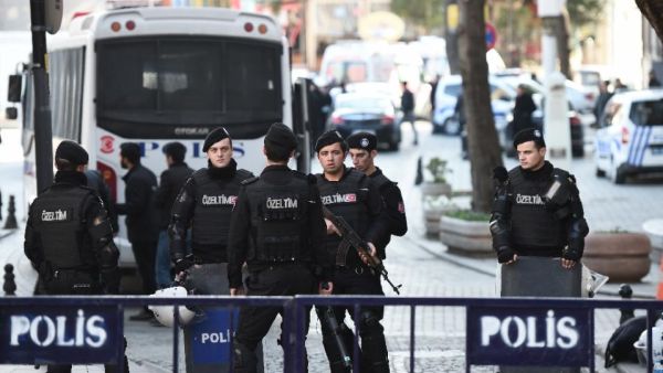 Turkish police cordon off the Blue Mosque area on January 12, 2016 after a blast in Istanbul's tourist hub of Sultanahmet left 10 people dead. (AFP/Ozan Kose)