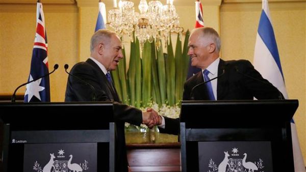 Israeli Prime Minister Benjamin Netanyahu (L) and Australian Prime Minister Malcolm Turnbull shake hands. (AFP/File)