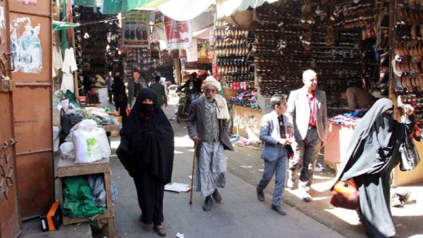 Yemenis walk past stalls at a market on November 19, 2016 in the capital Sanaa. (AFP/File)