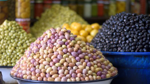 سعر الزيت محلياً ودولياً يخضع لبورصة الأسواق العالمية في هذا المجال وعوامل أخرى على غرار حجم الإنتاج في الدول المنتجة للزيت