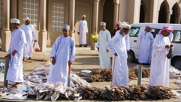 Souq workers in Oman (Wikimedia Commons)