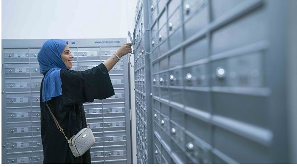 شبكة بريد عُمان تضم 83 فرعاً و70,000 صندوق بريدي في مختلف أنحاء السلطنة لتقدم لعملائها عدد من الخدمات البريدية التقليدية مثل توصيل واستلام الطرود العادية والعاجلة خلال 24 ساعة في 15 مدينة من مدن السلطنة. شبكة بريد عُمان تضم 83 فرعاً و70,000 صندوق بريدي في مختلف أنحاء السلطنة لتقدم لعملائها عدد من الخدمات البريدية التقليدية مثل توصيل واستلام الطرود العادية والعاجلة خلال 24 ساعة في 15 مدينة من مدن السلطنة.