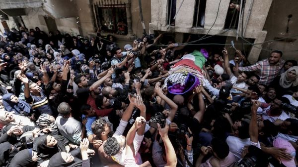 Palestinian mourners carry body of 21 year old voluntary paramedic Razan al-Najjar during her funeral after she was shot dead by Israeli soldiers, in Khan Yunis on June 1, 2018 near the Gaza border fence. (Mahmud Hams / AFP File Photo)