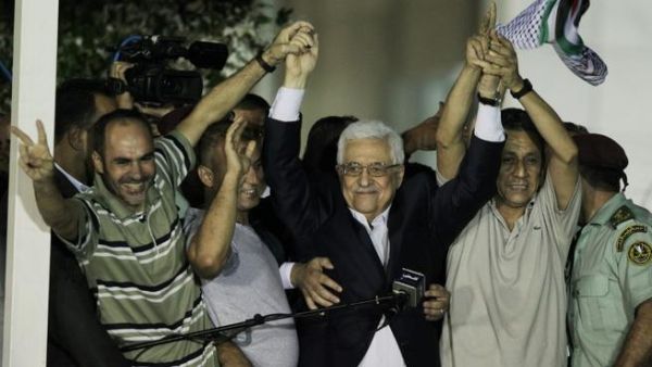 Palestinian President Mahmoud Abbas delivers a speech to released Palestinian prisoners, at his headquarters in the West Bank city of Ramallah, August 14, 2013. AFP PHOTO / ABBAS MOMANI